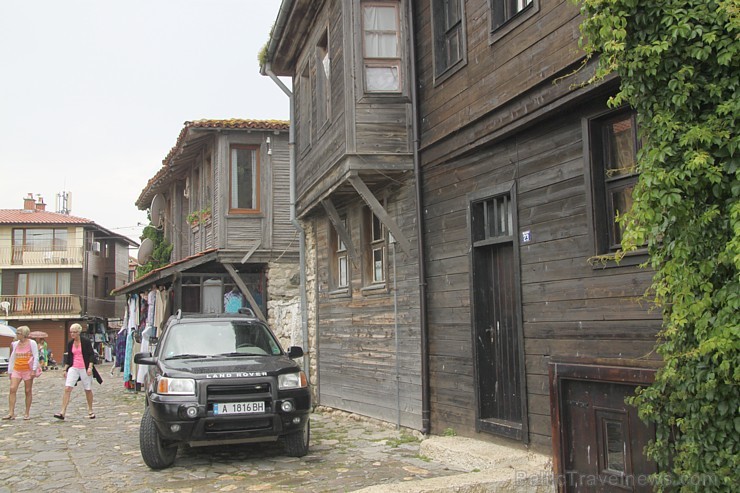 Nesebra ir izvietota uz gleznainas salas un tā atrodas apmēram 120 km uz dienvidiem no Varnas. Foto sponsors: www.goadventure.lv Nesebra ir izvietota uz gleznainas salas un tā atrodas apmēram 120 km uz dienvidiem no Varnas. Foto sponsors: www.goadventure.lv 101875