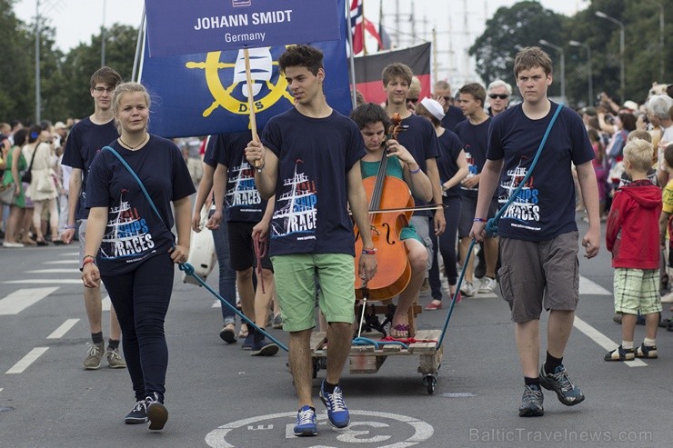 Starptautiskās regates komandu parāde pārsteidz rīdziniekus ar savu dažādību 102092