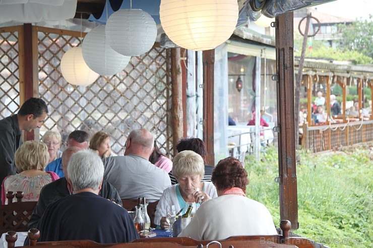 Travelnews.lv kopā ar ceļojumu konsultantiem no Latvijas un Igaunijas iepazīst Bulgārijas pilsētas Nesebras ēdienkarti. Foto sponsors: www.GoAdventure Travelnews.lv kopā ar ceļojumu konsultantiem no Latvijas un Igaunijas iepazīst Bulgārijas pilsētas Nesebras ēdienkarti. Foto sponsors: www.GoAdventure 102113