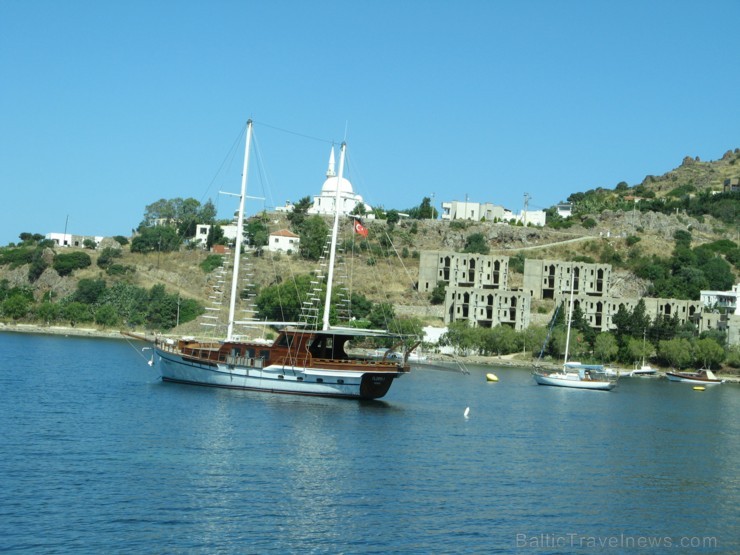 Egejas jūra ir pievilcīga, pie viesnīcām un speciālās peldvietās var tajā brīvi peldēties, zivju un citu jūras iemītnieku bagātība svaiga nonāk vietēj 102284