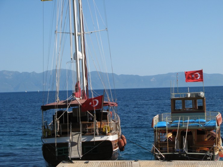 Egejas jūras piekraste piepildīta ar nelielām ostām, kurās ar daudziem kuģiem iespējams doties ekskursijās. 102288