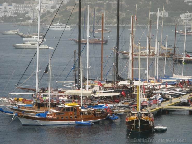 Egejas jūrā līdzās sadzīvo motorlaivas, savus sānus aizšūpo kuģi vai turku koka laivas flakas, ūdensmoči, buru laivas un lepnas jahtas. 102306