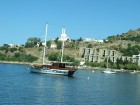 Egejas jūra ir pievilcīga, pie viesnīcām un speciālās peldvietās var tajā brīvi peldēties, zivju un citu jūras iemītnieku bagātība svaiga nonāk vietēj 7