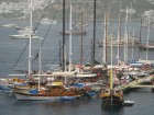 Egejas jūrā līdzās sadzīvo motorlaivas, savus sānus aizšūpo kuģi vai turku koka laivas flakas, ūdensmoči, buru laivas un lepnas jahtas. 30