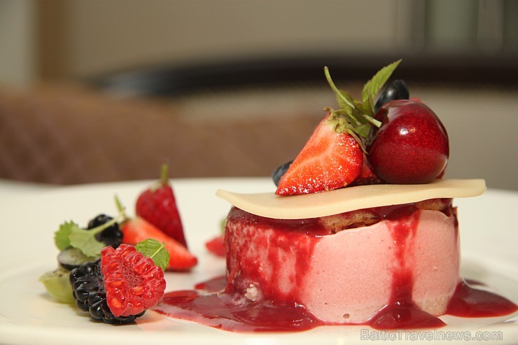 Restorāna «Le Dome» deserts - zemeņu saldējuma torte ar viegli marinētiem augļiem. Foto sponsors: www.zivjurestorans.lv 102351
