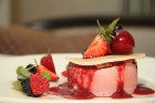 Restorāna «Le Dome» deserts - zemeņu saldējuma torte ar viegli marinētiem augļiem. Foto sponsors: www.zivjurestorans.lv 14