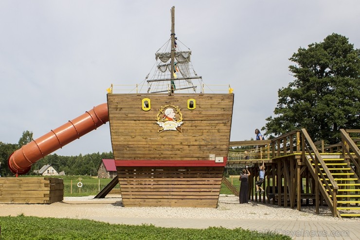 Muzeja teritorijā atrodas lielākais koka atrakciju kuģis Baltijā 102614