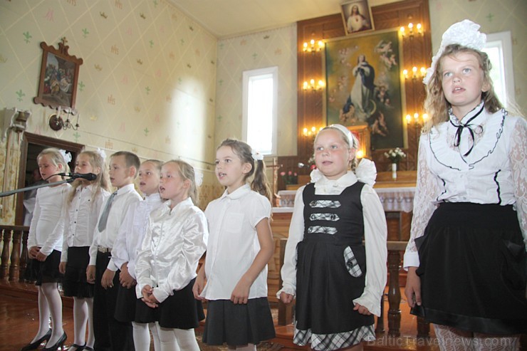 Skaistas pamatskolas skolēnu baznīcas garīgo dziesmu priekšnesums latgaļu valodā 102562