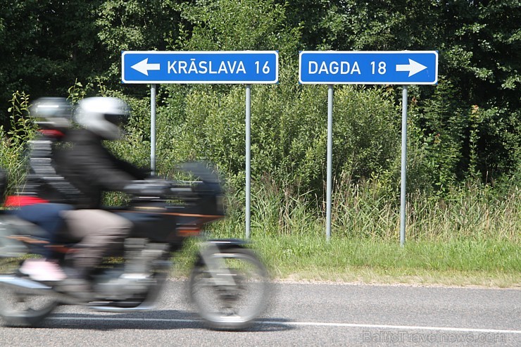 Skaista atrodas gandrīz 300 km attālumā no Rīgas vai arī 16 km no Krāslavas vai 18 km no Dagdas. Vairāk informācijas - www.kraslava.lv 102600