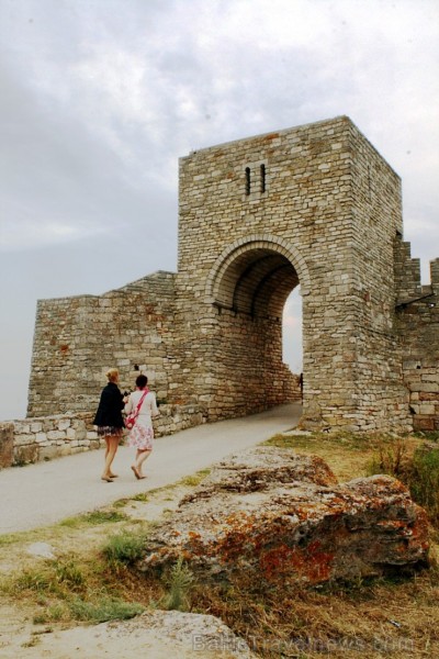 Viduslaiku cietokšņa drupas apskatāmas arī mūsdienās, tajās ierīkots arheoloģijas muzejs un restorāns. Foto sponsors: www.novatours.lv Viduslaiku cietokšņa drupas apskatāmas arī mūsdienās, tajās ierīkots arheoloģijas muzejs un restorāns. Foto sponsors: www.novatours.lv 102833