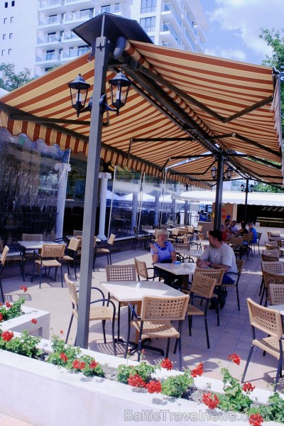 Zelta smiltis ir pats aktraktīvākais kūrorts un tajā atrodas - restorāniem, klubiem, diskotēkām, kazino, dažādiem veikaliem. Foto sponsors: www.novat Zelta smiltis ir pats aktraktīvākais kūrorts un tajā atrodas - restorāniem, klubiem, diskotēkām, kazino, dažādiem veikaliem. Foto sponsors: www.novat 102848