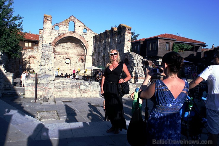 Nesebrā ir saglabājušies vērtīgi dažādu laikmetu vēstures pieminekļi – romiešu valdīšanas perioda un viduslaiku cietokšņa sienas. Foto sponsors: www.n Nesebrā ir saglabājušies vērtīgi dažādu laikmetu vēstures pieminekļi – romiešu valdīšanas perioda un viduslaiku cietokšņa sienas. Foto sponsors: www.n 103317