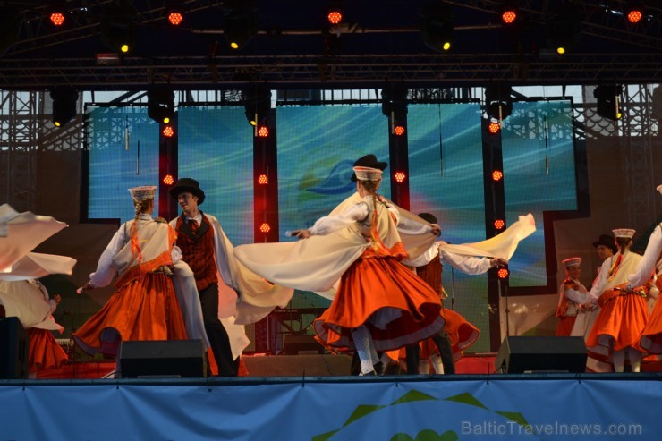 Latviju starp trīspadsmit dažādu tautu un valstu kolektīviem festivālā pārstāvēja tautas deju ansamblis Rucavietis, amatnieki no mākslas studijas Kurs 103632