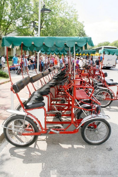 Kūrorts ir ekoloģiski tīrs, tāpēc ir neierasts transports - karietes, velorikšas, mini vilcieni.
Foto sponsors: www.novatours.lv Kūrorts ir ekoloģiski tīrs, tāpēc ir neierasts transports - karietes, velorikšas, mini vilcieni.
Foto sponsors: www.novatours.lv 103683