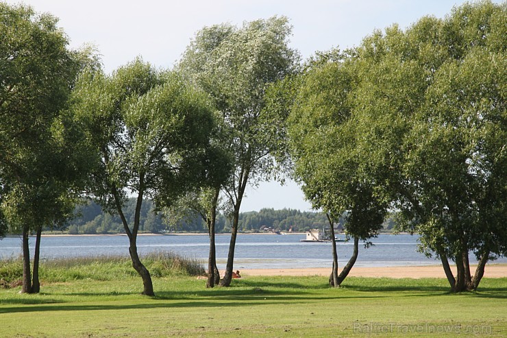 Svētā Meinarda sala Daugavā pie Ikšķiles ir aizsniedzama sausām kājām. Foto sponsors: www.meidrops.lv Svētā Meinarda sala Daugavā pie Ikšķiles ir aizsniedzama sausām kājām. Foto sponsors: www.meidrops.lv 103701