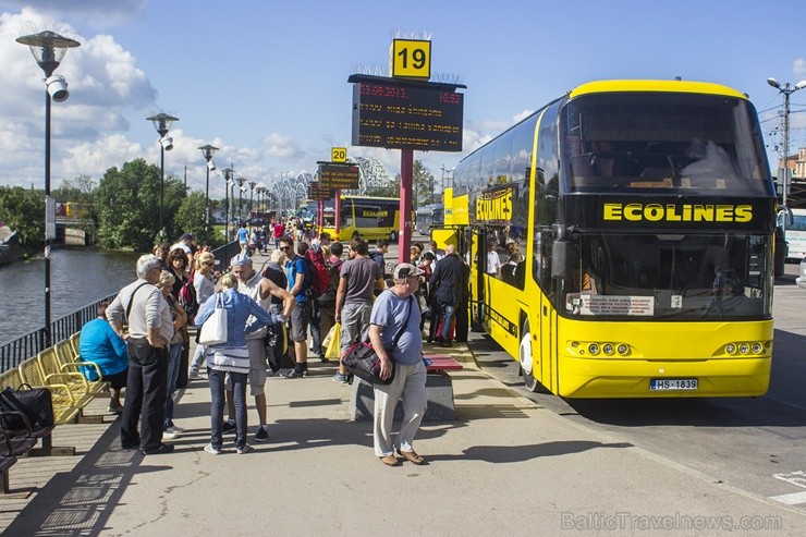 Ar Ecolines autobusiem ik dienas pasažieriem iespējams komfortabli ceļot starp 18 valstīm un gandrīz 200 pilsētām - www.ecolines.lv Ar Ecolines autobusiem ik dienas pasažieriem iespējams komfortabli ceļot starp 18 valstīm un gandrīz 200 pilsētām - www.ecolines.lv 104118