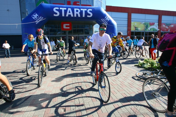 Gatavojoties 8. septembrī gaidāmajam 23. Latvijas riteņbraucēju Vienības velobraucienam, piektdien Rīgā notika lielajam velonotikumam veltīts slēpņoša 104142