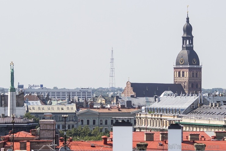 No terases paveras iedvesmojošs skats uz Rīgas jumtu romantisko arhitektūru un to noslēpumaino pasauli - www.galleriariga.lv 104381