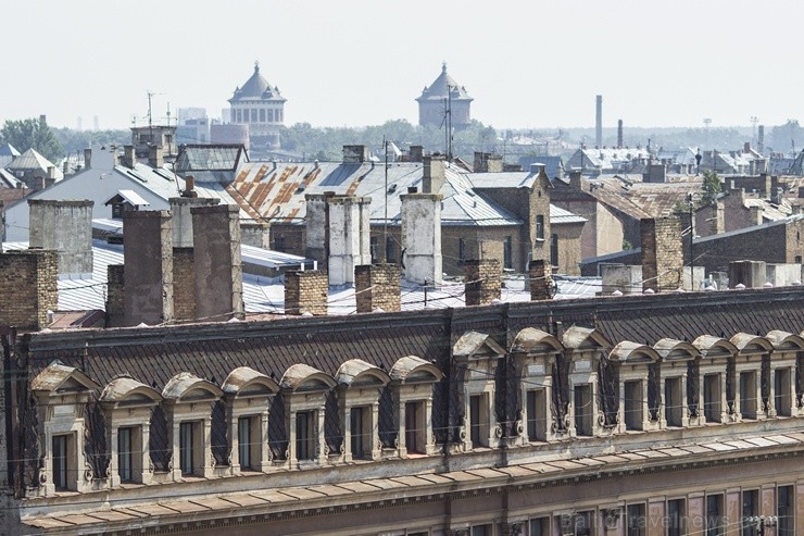 No terases paveras iedvesmojošs skats uz Rīgas jumtu romantisko arhitektūru un to noslēpumaino pasauli - www.galleriariga.lv 104384