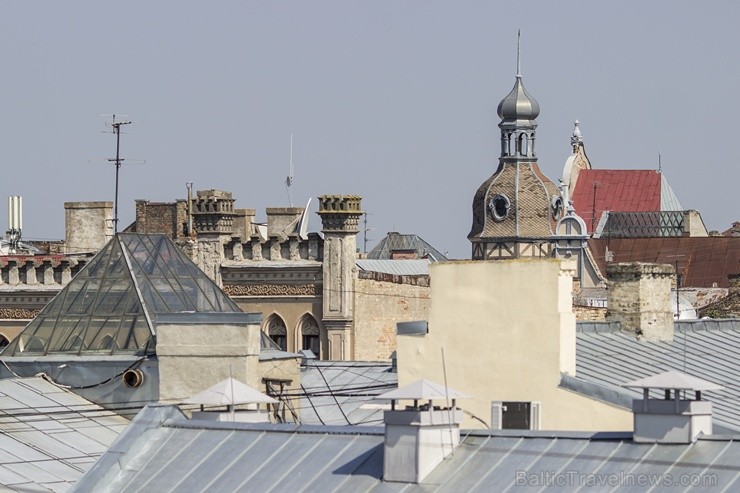 No terases paveras iedvesmojošs skats uz Rīgas jumtu romantisko arhitektūru un to noslēpumaino pasauli - www.galleriariga.lv 104385