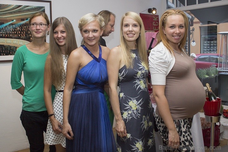Vecrīgā, blakus četrzvaigzņu viesnīcai Radi un Draugi (Mārstaļu ielā 1), ir atvēries Heinriha Erharda restorāns HEs - www.hegroup.lv Vecrīgā, blakus četrzvaigzņu viesnīcai Radi un Draugi (Mārstaļu ielā 1), ir atvēries Heinriha Erharda restorāns HEs - www.hegroup.lv 104467