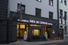 Vecrīgā, blakus četrzvaigzņu viesnīcai Radi un Draugi (Mārstaļu ielā 1), ir atvēries Heinriha Erharda restorāns HEs - www.hegroup.lv 50