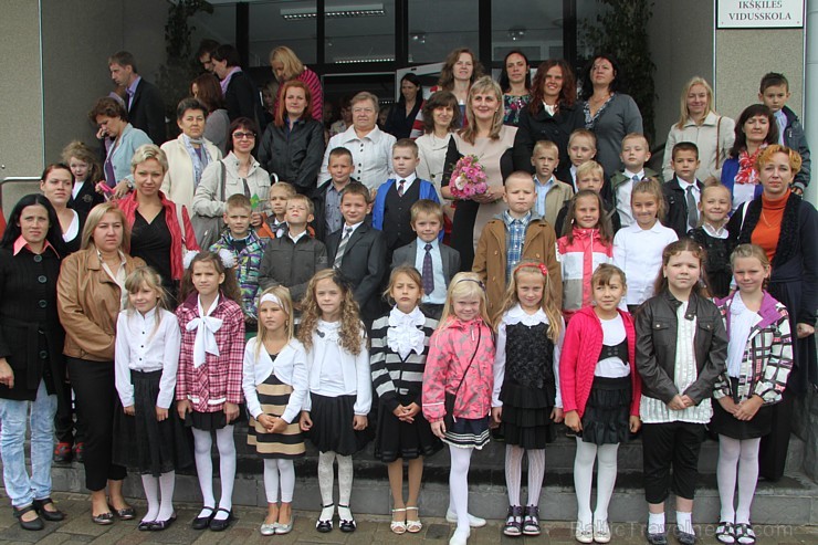 Ikšķiles vidusskolā ienāk 1. septembra svētki. Foto sponsors: www.LatvijasCentrs.lv 104571