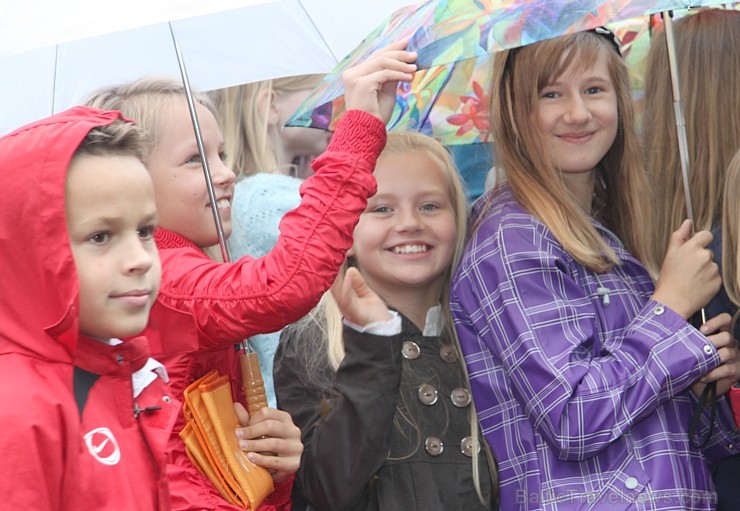 Ikšķiles vidusskolā ienāk 1. septembra svētki. Foto sponsors: www.LatvijasCentrs.lv 104588
