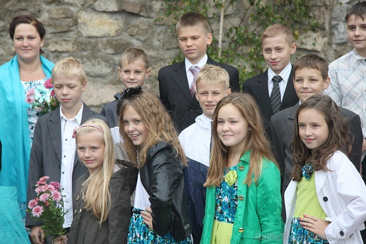 Ikšķiles vidusskolā ienāk 1. septembra svētki. Foto sponsors: www.LatvijasCentrs.lv 104592
