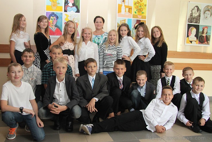 Ikšķiles vidusskolā ienāk 1. septembra svētki. Foto sponsors: www.LatvijasCentrs.lv 104595