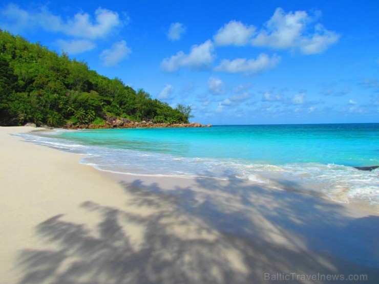 Anse Georgette - vēl viena Praslin salas pludmale ar baltām smiltīm un tirkīzzilu ūdeni. 104683