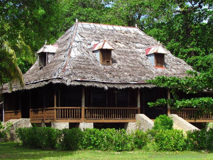 Blakus Kopras ražotnei atrodas arī Seišelu prezidenta vasarnīca, kas izveidota senā, tipiskā Kreolu muižā, raksturīgā arhitektūrā šai pasaules malai.  104685