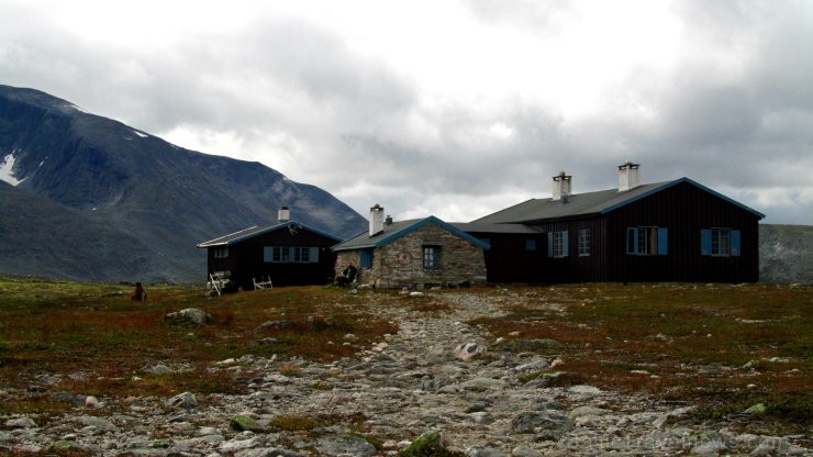 Kalnos vietumis atrodamas tradicionāla izskata mājiņas nakšņošanai - tās ir gan pilnas, gan daļējas apkalpošanas, kā arī pašapkalpošanās. 105466