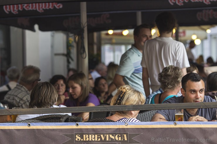 Balso par S. Brevinga restorāna vasaras terasi šeit: www.travelnews.lv 105557