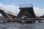Kopenhāgenas centrā tika uzsākta gājēju tilta būvniecība, taču to drīz vien pārtrauca, jo kreisais un labais tilts, lai sievienotos, atšķīrās pēc augs 82