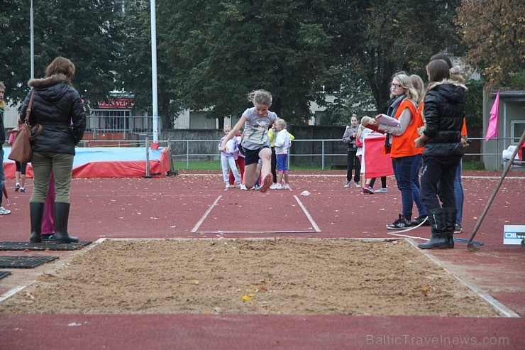 Ogres novada jaunie vieglatlēti sacenšas par sportiskāko skolu. Foto sponsors: www.latvijascentrs.lv 106062