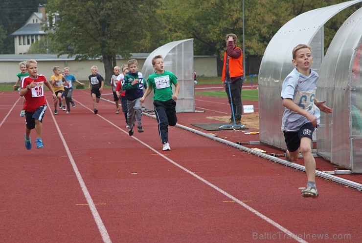 Ogres novada jaunie vieglatlēti sacenšas par sportiskāko skolu. Foto sponsors: www.latvijascentrs.lv Ogres novada jaunie vieglatlēti sacenšas par sportiskāko skolu. Foto sponsors: www.latvijascentrs.lv 106063