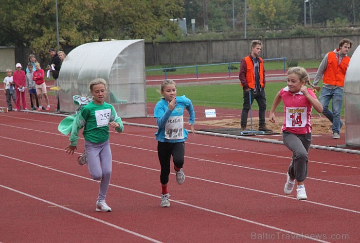 Ogres novada jaunie vieglatlēti sacenšas par sportiskāko skolu. Foto sponsors: www.latvijascentrs.lv Ogres novada jaunie vieglatlēti sacenšas par sportiskāko skolu. Foto sponsors: www.latvijascentrs.lv 106065