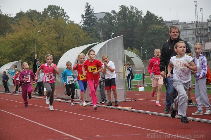 Ogres novada jaunie vieglatlēti sacenšas par sportiskāko skolu. Foto sponsors: www.latvijascentrs.lv Ogres novada jaunie vieglatlēti sacenšas par sportiskāko skolu. Foto sponsors: www.latvijascentrs.lv 106066