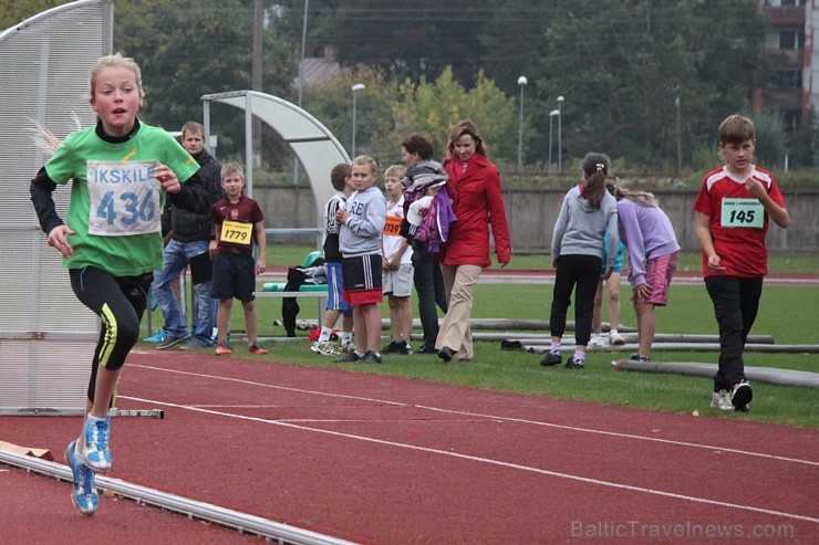 Ogres novada jaunie vieglatlēti sacenšas par sportiskāko skolu. Foto sponsors: www.latvijascentrs.lv 106068