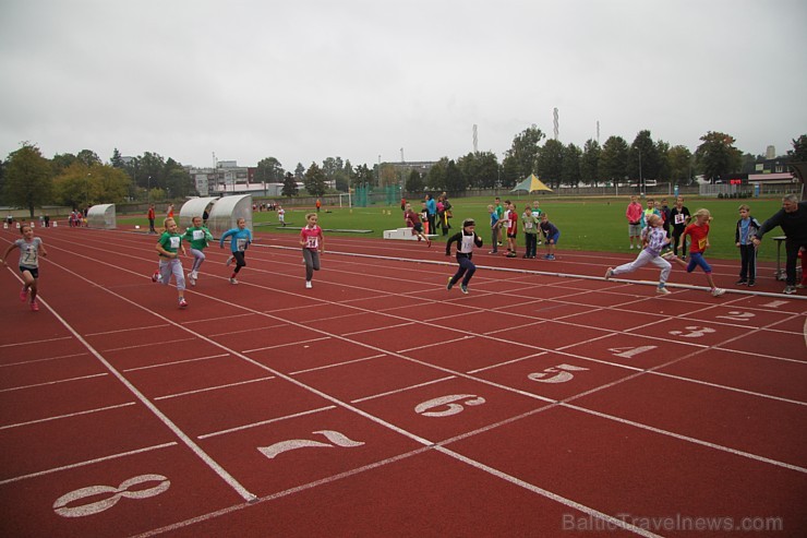 Ogres novada jaunie vieglatlēti sacenšas par sportiskāko skolu. Foto sponsors: www.latvijascentrs.lv 106069