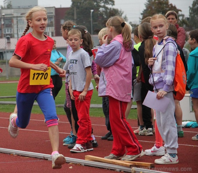 Ogres novada jaunie vieglatlēti sacenšas par sportiskāko skolu. Foto sponsors: www.latvijascentrs.lv Ogres novada jaunie vieglatlēti sacenšas par sportiskāko skolu. Foto sponsors: www.latvijascentrs.lv 106070