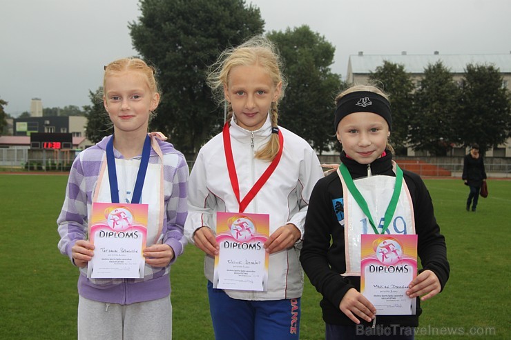 Ogres novada jaunie vieglatlēti sacenšas par sportiskāko skolu. Foto sponsors: www.latvijascentrs.lv Ogres novada jaunie vieglatlēti sacenšas par sportiskāko skolu. Foto sponsors: www.latvijascentrs.lv 106071