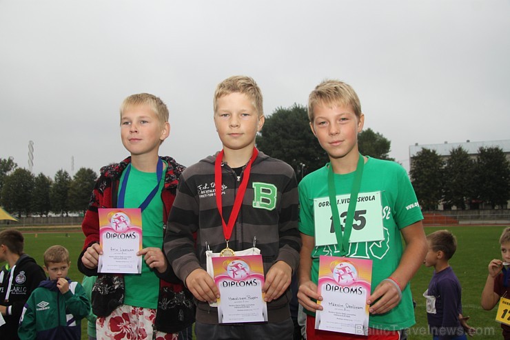 Ogres novada jaunie vieglatlēti sacenšas par sportiskāko skolu. Foto sponsors: www.latvijascentrs.lv 106077