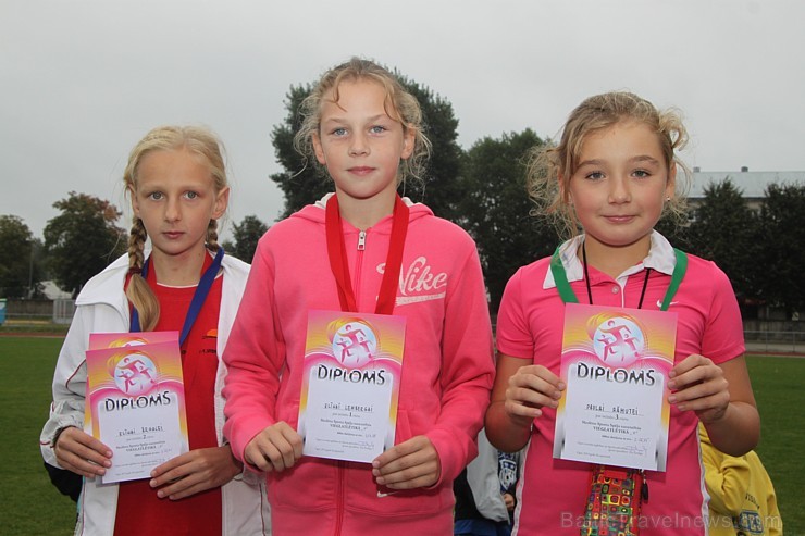 Ogres novada jaunie vieglatlēti sacenšas par sportiskāko skolu. Foto sponsors: www.latvijascentrs.lv Ogres novada jaunie vieglatlēti sacenšas par sportiskāko skolu. Foto sponsors: www.latvijascentrs.lv 106082