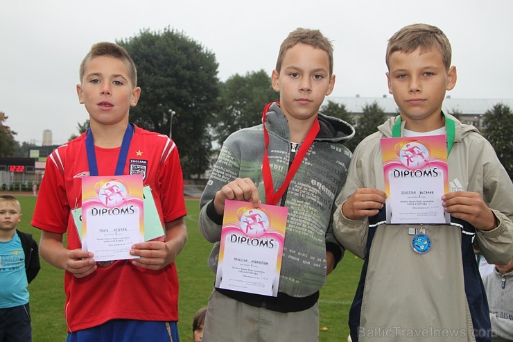 Ogres novada jaunie vieglatlēti sacenšas par sportiskāko skolu. Foto sponsors: www.latvijascentrs.lv Ogres novada jaunie vieglatlēti sacenšas par sportiskāko skolu. Foto sponsors: www.latvijascentrs.lv 106083