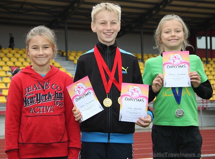 Ogres novada jaunie vieglatlēti sacenšas par sportiskāko skolu. Foto sponsors: www.latvijascentrs.lv Ogres novada jaunie vieglatlēti sacenšas par sportiskāko skolu. Foto sponsors: www.latvijascentrs.lv 106086