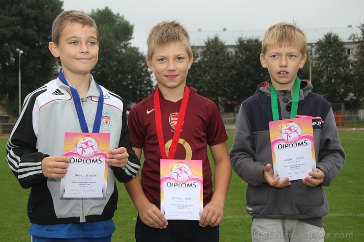 Ogres novada jaunie vieglatlēti sacenšas par sportiskāko skolu. Foto sponsors: www.latvijascentrs.lv Ogres novada jaunie vieglatlēti sacenšas par sportiskāko skolu. Foto sponsors: www.latvijascentrs.lv 106087
