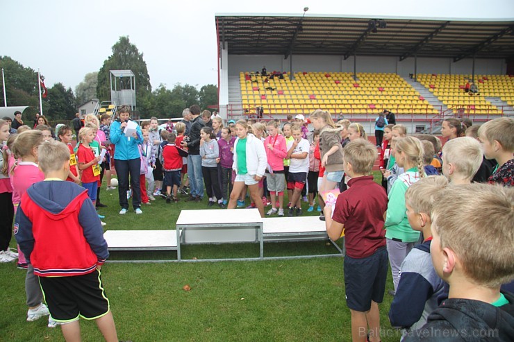 Ogres novada jaunie vieglatlēti sacenšas par sportiskāko skolu. Foto sponsors: www.latvijascentrs.lv Ogres novada jaunie vieglatlēti sacenšas par sportiskāko skolu. Foto sponsors: www.latvijascentrs.lv 106089