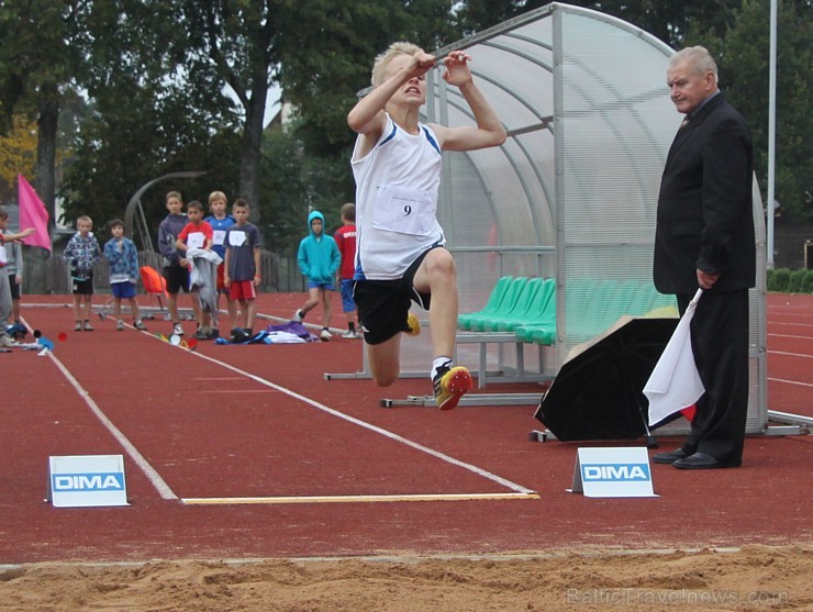 Ogres NSC atklātās sacensības vieglatlētikā «Iesildamies rudenim» D grupai, kurās 20.09.2013 ņēma dalību vairāku Latvijas novadu jaunie sportisti 106224